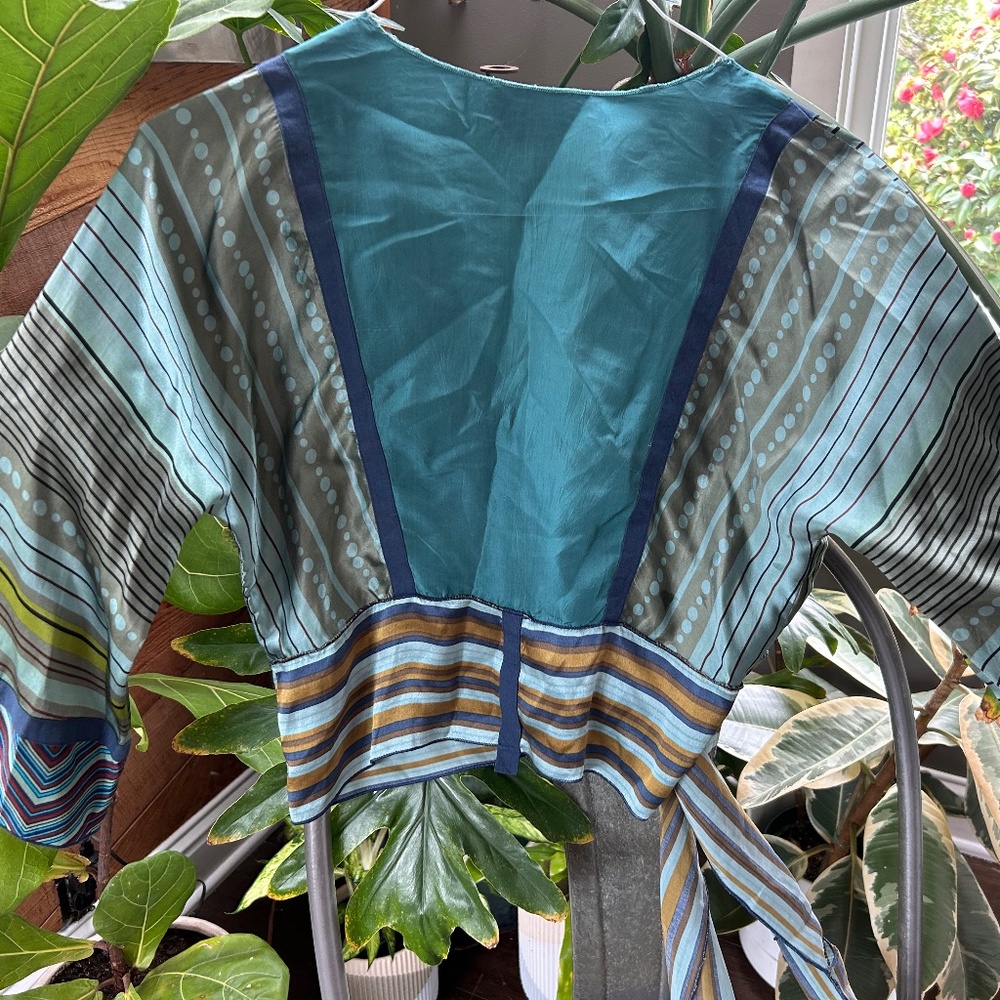 a common thread Kimono Style Top, size M 100% Silk Multi-color Blue/Green/Gold